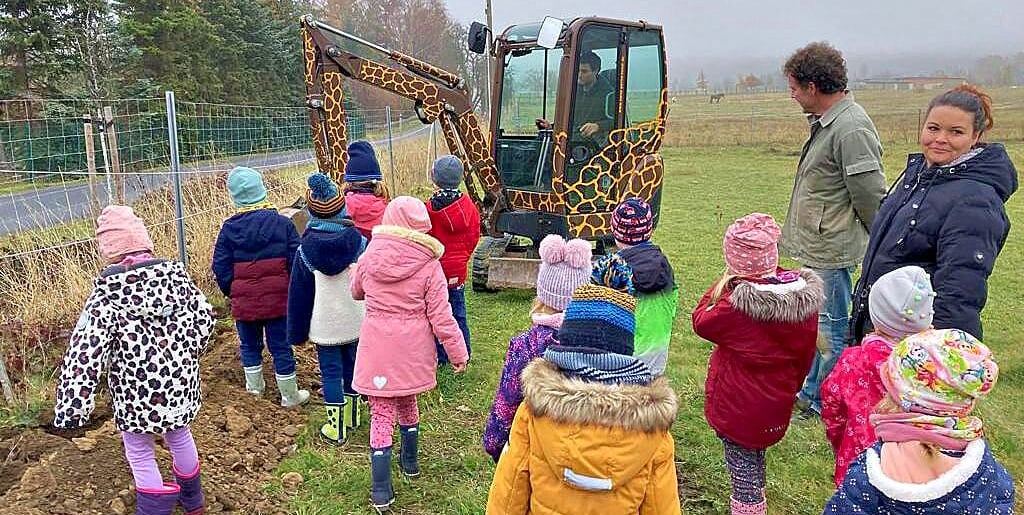 Markus Kretschmer - beruflich ein Experte für Spielplatzbau und darüber hinaus ein Freund des Reitvereins - half in Wienrode mit einem Bagger aus, um Pflanzlöcher auszuheben.