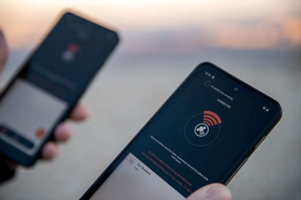 Kein Netz, was macht wohl der Satellit? Zwei Telefone des Herstellers Bullitt nehmen Kontakt zum Inmarsat-Satelliten auf.