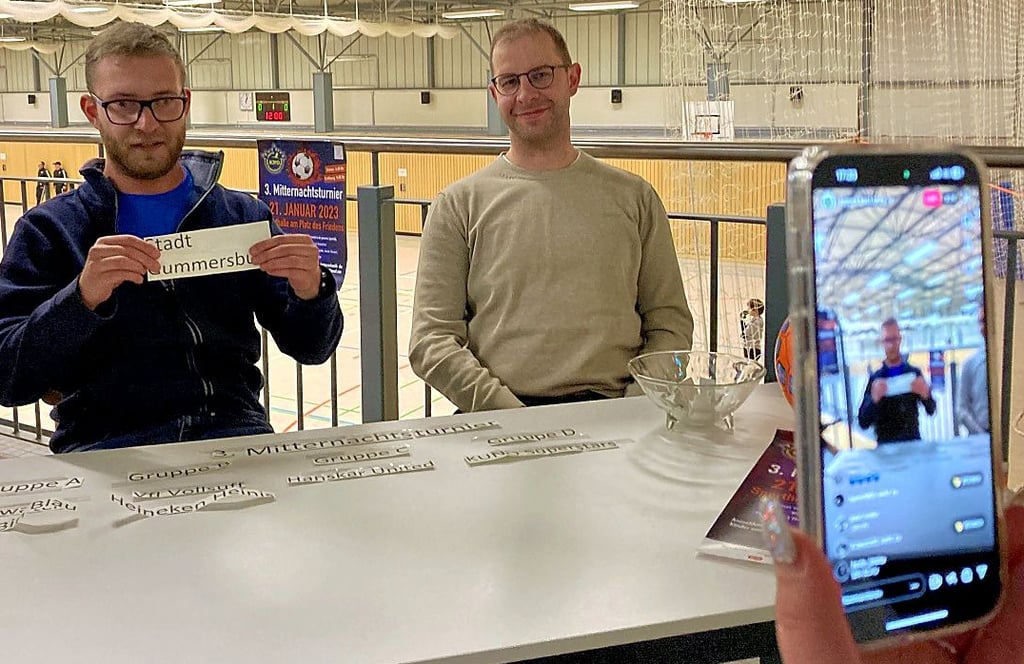 Jacob Zeuch (links) und Bürgermeister Philipp Stark bei der Auslosung der Gruppen des Mitternachtsturniers in Burg bei Magdeburg, die direkt ins Internet übertragen wurde.