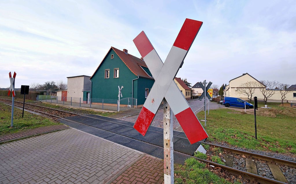 Das Gleis der „Saftbahn“ liegt direkt am Ortseingang von Heideloh.