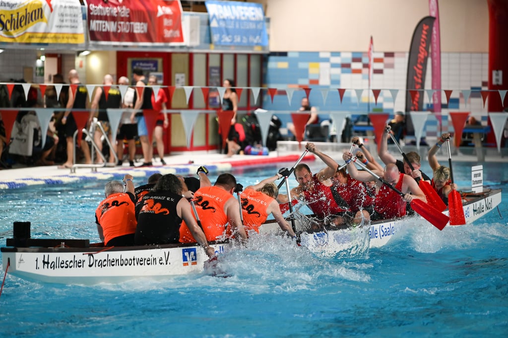 Voller Einsatz: 15. Drachenboot-Indoorcup in der Schwimmhalle Halle-Neustadt