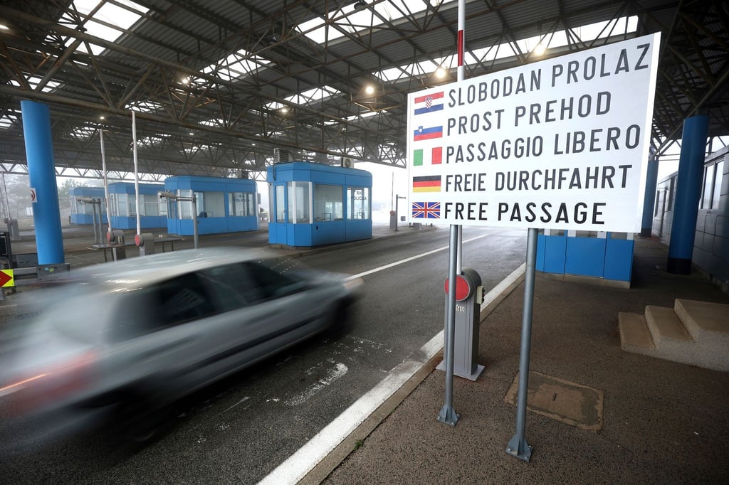Ein Autofahrer fährt ohne Unterbrechung am Grenzübergang Rupa zwischen Kroatien und Slowenien.
