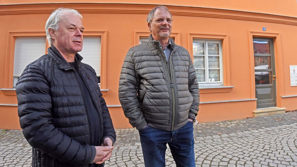 Stefan Wohlrab und Matthias Landeck (re.) haben für den Neubau Schuhstieg 1 den Baupreis 2022 erhalten.