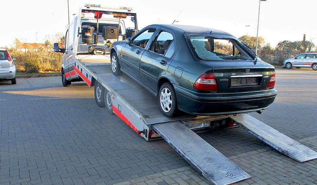 Solch ein im öffentlichen Raum stehendes Fahrzeug mit eingeschlagenen Scheiben stellt eine Gefährdung dar. Hier erfolgt schnellstmöglich die Sicherstellung des Autos.