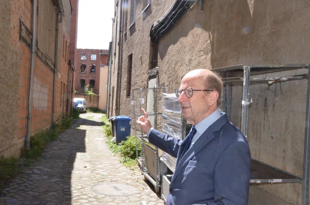 Klaus Schmotz weist auf einen der letzten „Schandflecke“ in der Innerstadt, Marienkirchstraße 5, ein ehemaliger Speicher: „Es hat lange gedauert, aber jetzt sind wir uns mit dem Investor einig,: Hier entsteht neuer Wohnraum.