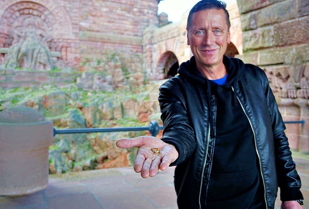 Denkmal-Chef Heiko Kolbe zeigt den gefundenen Ring.