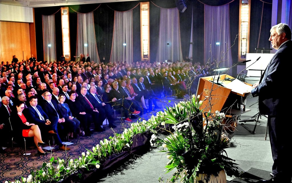 Der Präsident der IHK Magdeburg, Klaus Olbricht, spricht zu den 800 Gästen des Neujahrsempfangs im Maritim-Hotel.