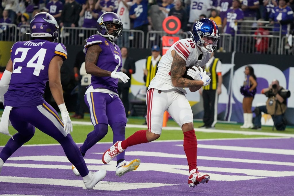 Isaiah Hodgins (r) von den New York Giants fängt einen Touchdown-Pass.