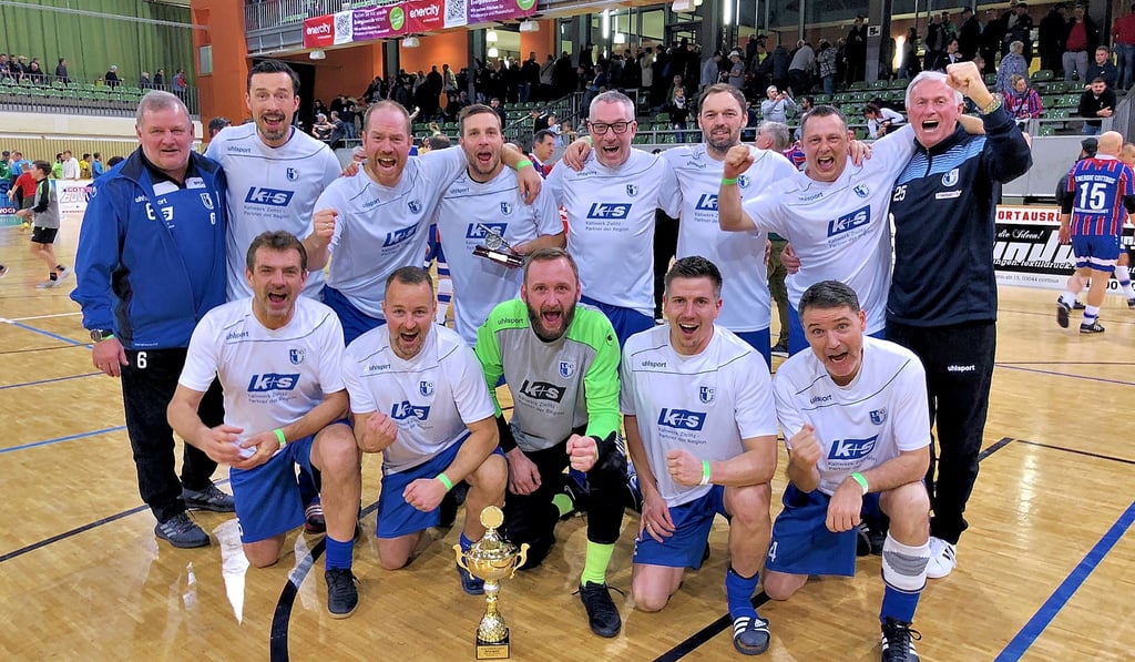 So sehen Sieger aus: Die Traditionself des 1. FC Magdeburg setzte sich in Cottbus beim 8. Bretterknaller-Hallenturnier die Krone auf. Lars Fuchs (oben, 4. v. l.) wurde Torschützenkönig.