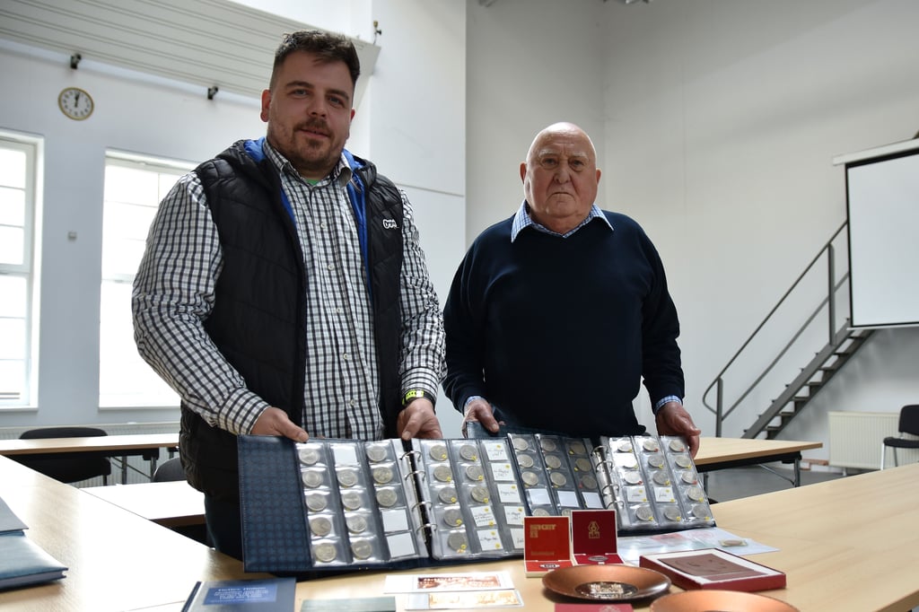 Klaus Werner (rechts) hat die Medaillen mit Magdeburger Bezug aus Hettstedt gesammelt. Neben ihm steht Sammlungsleiter Christian Marlow aus dem Technikmuseum Magdeburg.