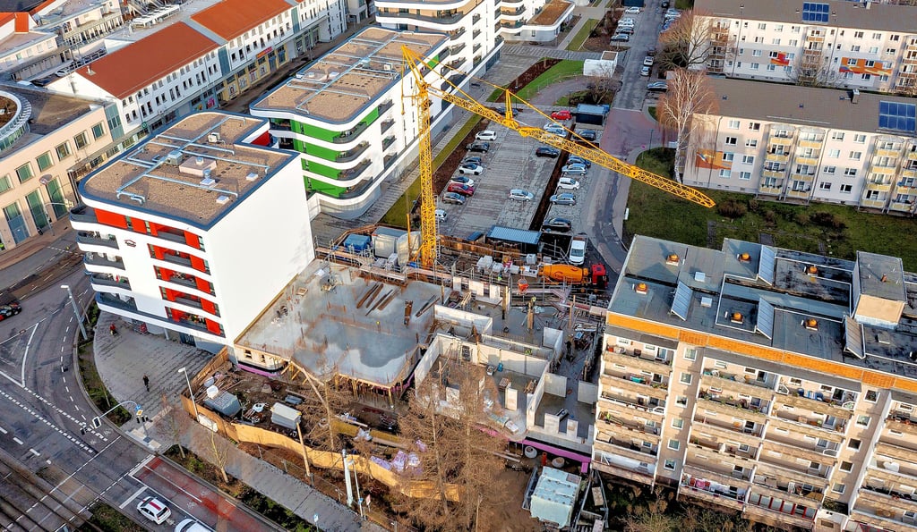 Blick auf den dritten Bauabschnitt der Lindenhof-Terrassen in Halberstadt. Der Lückenschluss an der Heinrich-Julius-Straße wächst zusehends.