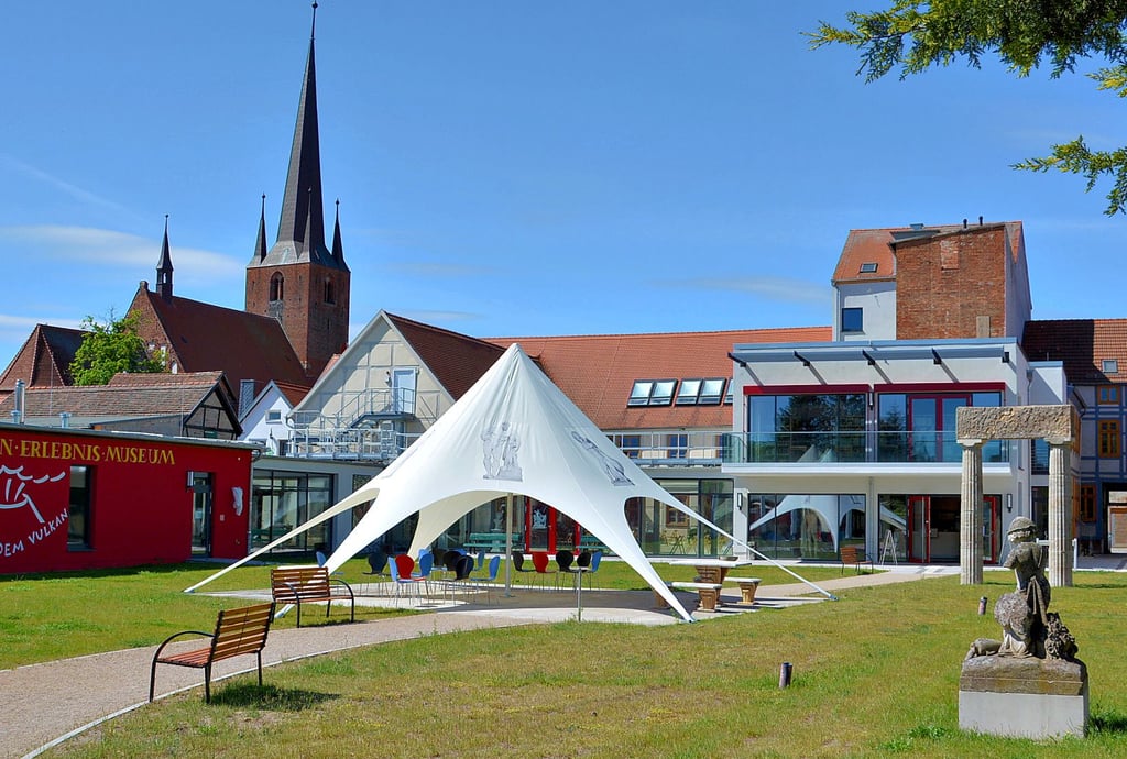 Vom Garten des Winckelmann-Museums aus hat man einen guten Blick auf den modernen Anbau und hinüber zur Stendaler Petrikirche, in der Winckelmann getauft wurde.