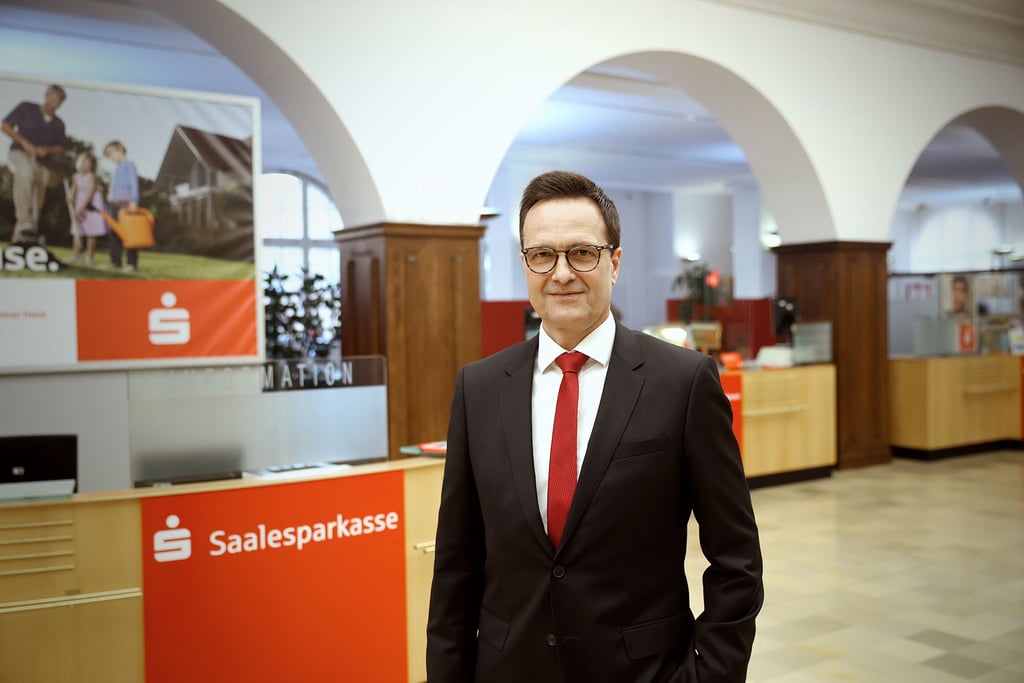 Vorstandsmitglied Christian Rothe ist stolz auf die Auszeichnung der Saalesparkasse.