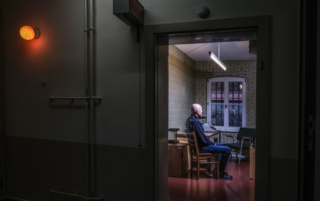 Lothar Rochau sitzt im Roten Ochsen auf dem Stuhl, auf dem er in stundenlangen Verhören gebrochen werden sollte. Wer den dazugehörigen Podcast hören möchte, kann mit unserer kostenfreien App „Smart virtuell“ dieses Bild scannen. Das Gespräch startet automatisch.