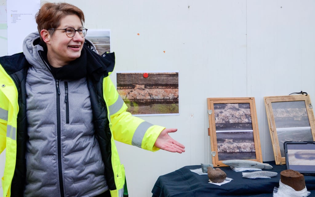 Dr. Susanne Friedrich mit Funden der Grabungen bei Wedringen im Zuge der Schnellecke-Ansiedlung. Etwa ein Gefäß, eine Art Hobel und Gräber. Das Besondere: Neben Körperbestattungen wurden auch auch Feuerbestattungen gefunden.