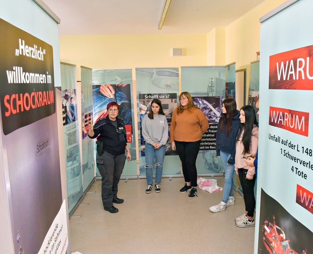 Polizistin Grit Kilian-Moritz (li.) führt die Schüler durch die Ausstellung „Schockraum“.