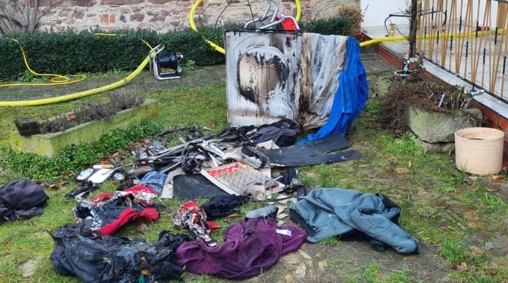 Die verkohlten Kleidungsstücke sind der kleine Schaden, denn die Waschküche auf einem Privatgrundstück in Behnsdorf ist völlig ausgebrannt.