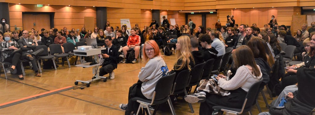 Schüler im Kulturhaus bei Jugend-Demokratie-Konferenz 2022