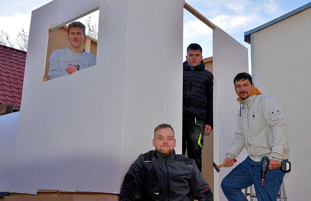 Kristian Höpfner (links), Arne Puder, Moritz Ohlmeyer (Leiter) und Maximilian Schmid (im Vordergrund) können mit ihrem Aufbau nicht mehr viel höher gehen.