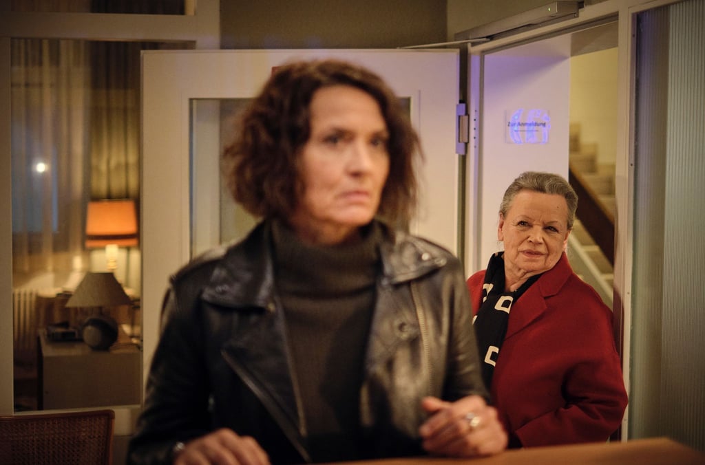 In aller Selbstverständlichkeit taucht Niki Odenthal (Ursula Werner) bei Lenas Ermittlungen auf.
