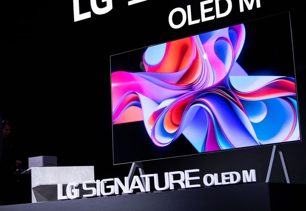 Links die Zero Connect Box, rechts der 97 Zoll große LG OLED TV M3. Bild und Ton empfängt das Display per Funk von der Box.