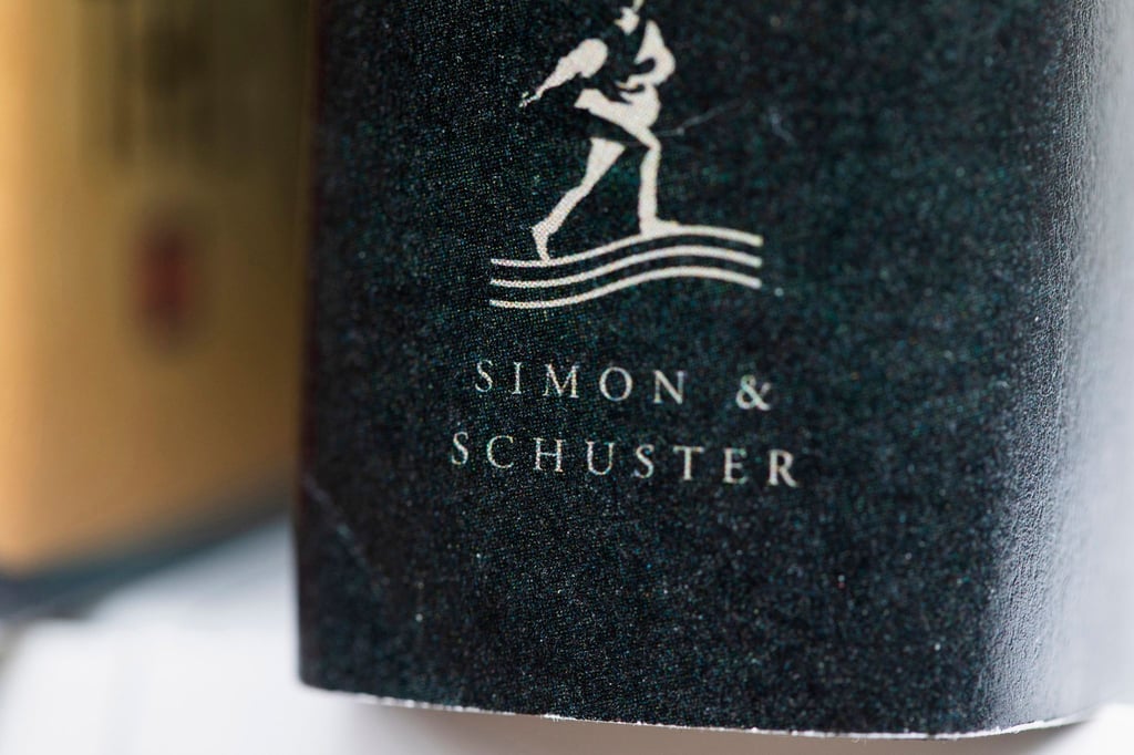 Simon & Schuster wurde an die Private-Equity-Firma KKR verkauft, Monate nachdem ein Bundesrichter den Kauf durch den konkurrierenden Verlag Penguin Random House blockiert hatte.