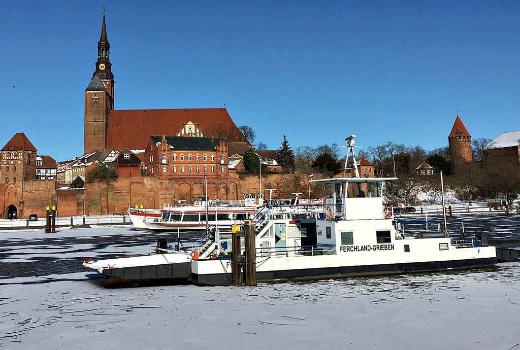 Die Fähre Ferchland-Grieben im Februar 2021 im Tangermünder Schutzhafen vor ihrer Wiederinbetriebnahme wenige Monate später zwischen den beiden Orten an der Elbe.