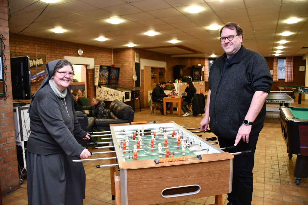 Schwester Lydia Kaps und Christoph Tekaath im Magdeburger Kinder- und Jugendzentrum Don Bosco.