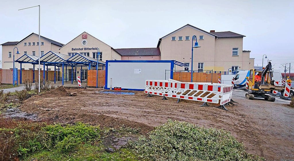 Die vorbereitenden Arbeiten am Bahnhof haben begonnen.