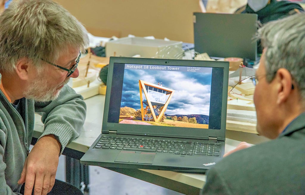 Die Professoren Stefan Worbes (links) und Stefan Reich mit der Computeranimation vom Aussichtsturm, der im thüringischen Nordhausen gebaut wird. Entworfen wurde der Tower von dem ukrainischen Architekturstudenten Petr Vlasenko, der inzwischen sein Masterstudium erfolgreich abgeschlossen hat.