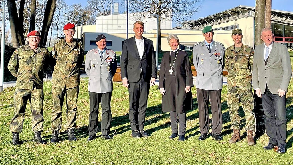 Pfarrer Eric Haußmann (Vierter von links) fand sich zum Kennenlernen mit Militärdekantin Prof. Dr. Kerstin Lammer und den kommandeuren und dienststellenleitern in der Burger Kaserne ein.