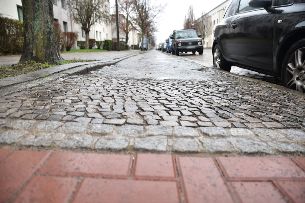 Übergang vom neuen auf den alten Bestandsradweg an der Cracauer Straße in Magdeburg.