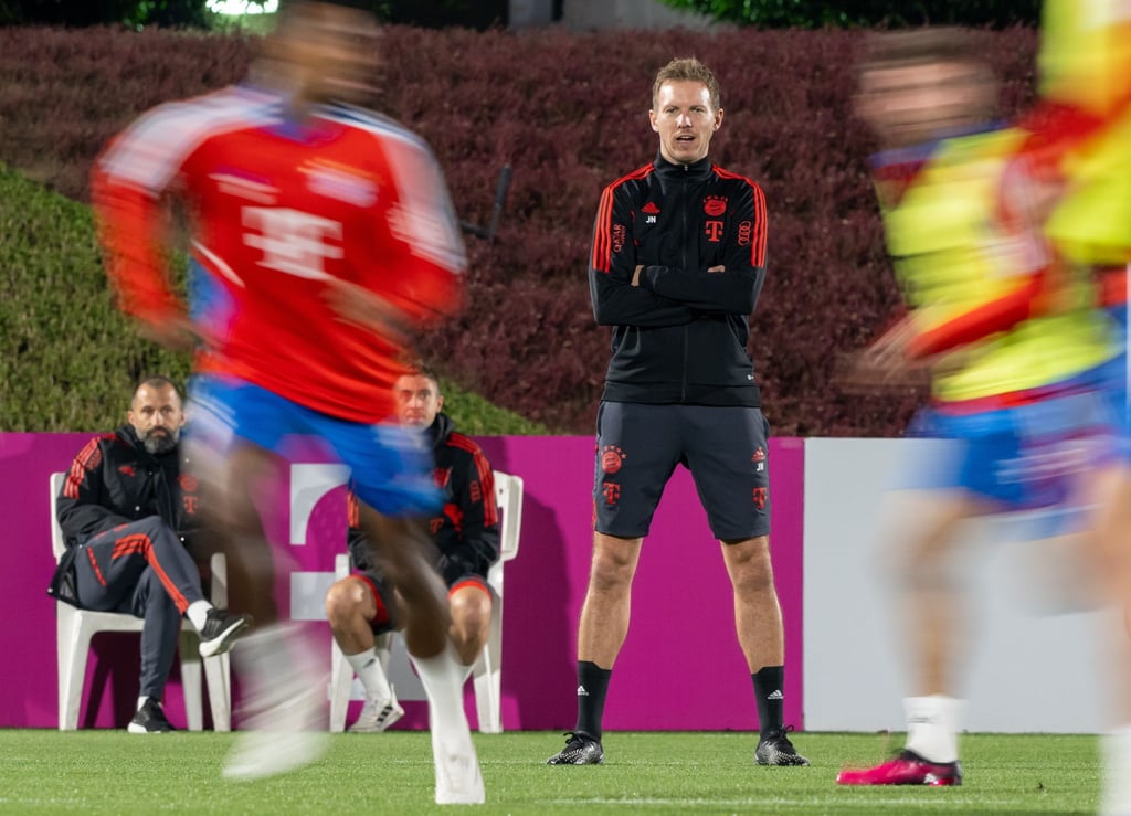 Bayern-Coach Julian Nagelsmann beobachtet seine Spieler beim Training in Doha.