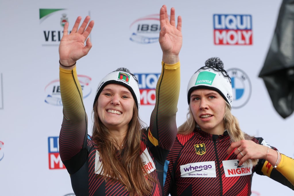 Lisa Buckwitz (l) und Kira Lipperheide (r) aus Deutschland jubeln.
