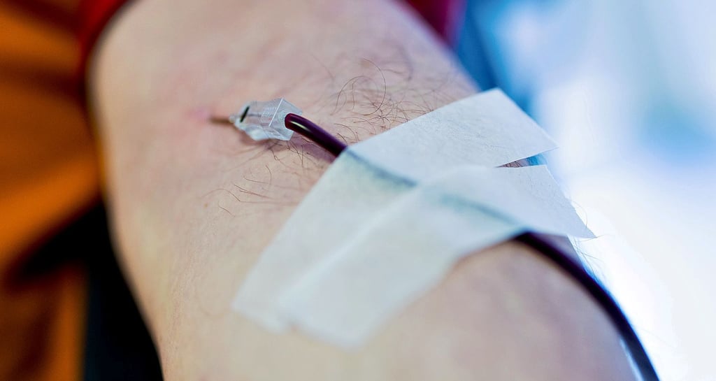 Zukünftig soll es homosexuellen Männern leichter gemacht werden, Blut zu spenden. Bislang waren sie unter bestimmten Umständen von der Blutspende ausgeschlossen.