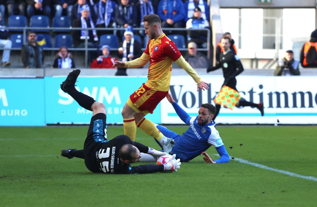 Luc Castaignos (hinten) und seine Gefährten vom FCM lagen zur Pause hinten, doch sie wendeten die Niederlage ab.