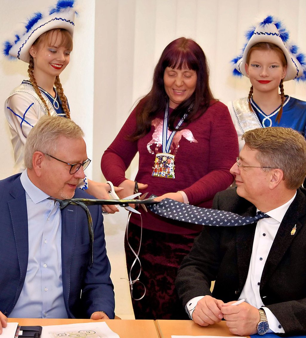 Silke Cäsar und die Kukakö-Cheerleaderinnen Nina Berger (li.) und Julie Petratschek (re.) kappen am Donnerstagmorgen die Schlipse von Oberbürgermeister Bernd Hauschild und von Baudezernent Michael Audörsch.