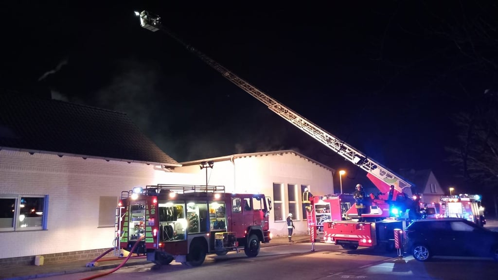 Mehr als 80 Feuerwehrleute waren in der Mützelstraße in Genthin im Einsatz.