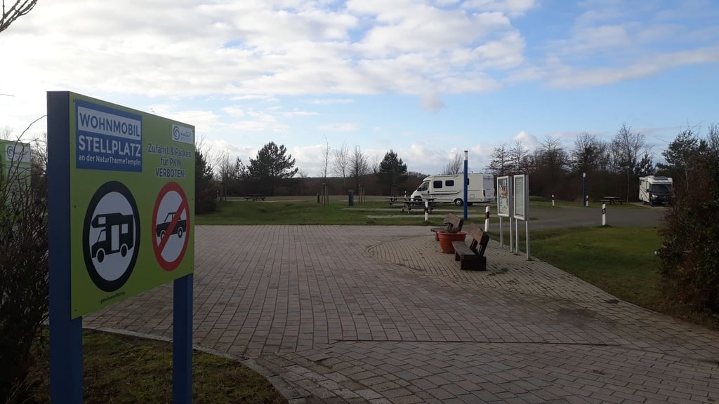 Der Wohnmobilstellplatz an der Naturtherme in Templin hat auch im Winter geöffnet.