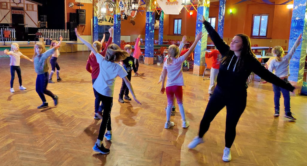 Haben den Dreh raus: Die „Tanzkids“ des VfB „Scharnhorst“ Großgörschen proben unter der Leitung von Petra Sack für ihre Auftritte beim anstehenden Kinder- und Seniorenkarneval.
