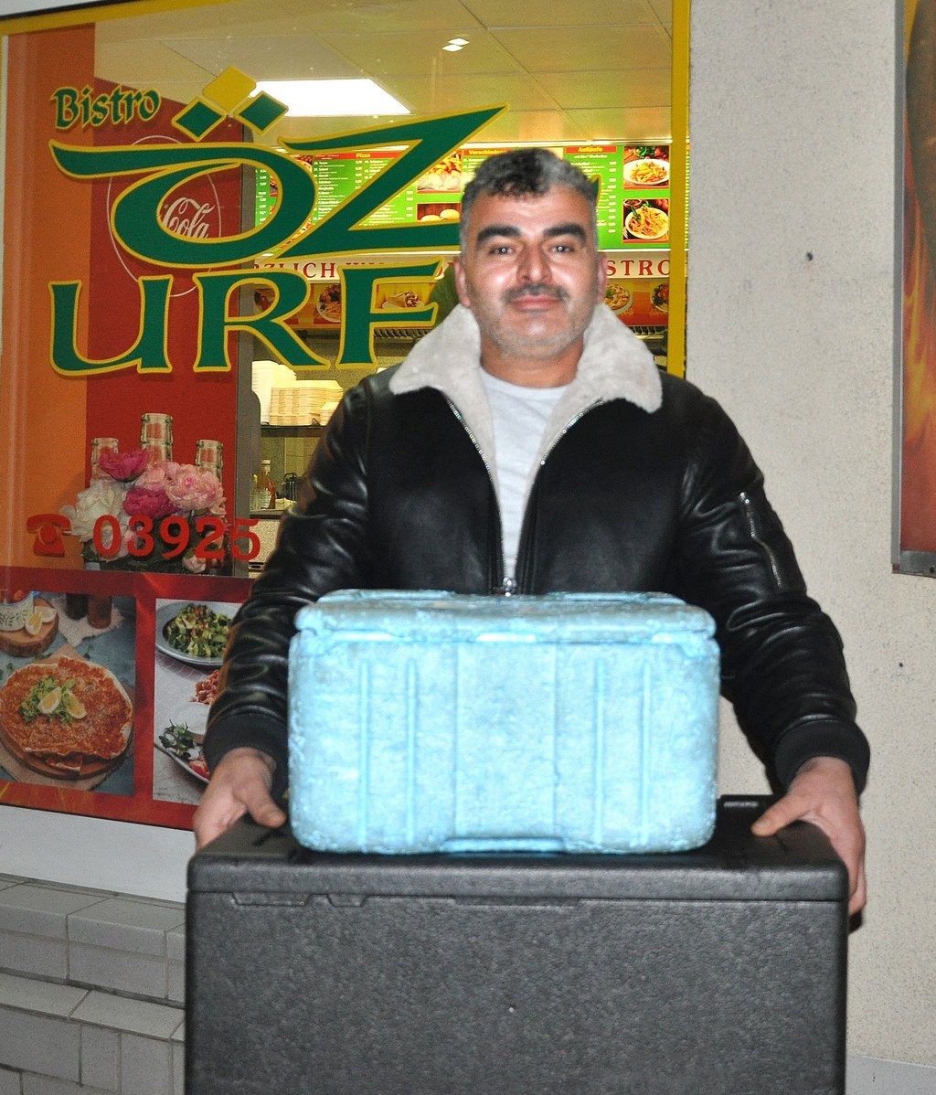 Issa Raschek mit einer Pizzabox. Der gebürtige Syrer wohnt seit sieben Jahren in Förderstedt und arbeitet hauptberuflich als Lkw-Fahrer. Abends fährt er noch Essen aus.