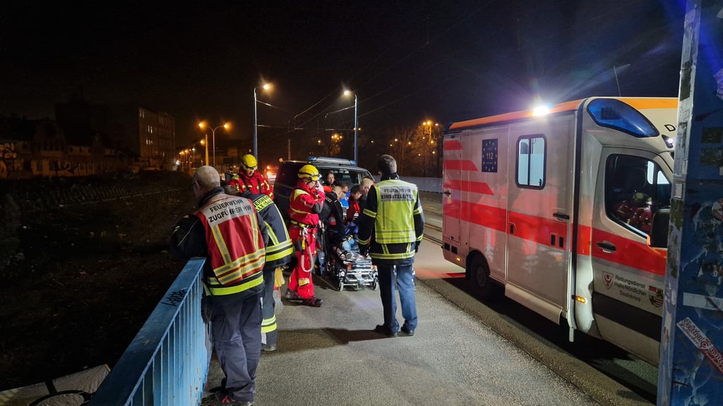 Rettungskräfte auf der Brücke.