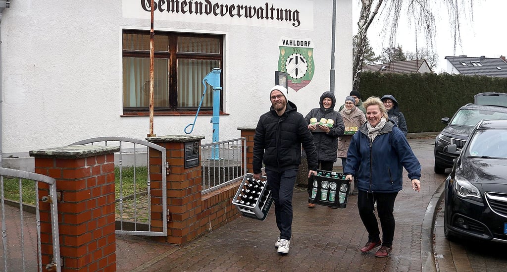 Stephan Paasche, Anett Wehrmeister (vorn), Eveline Ehrecke, Nadine Swiatek, Christiane Claßen (zweite Reihe von links) und Enrico Müller von „Vahl-Dorf-Leben“ bereiten alles für die Wanderung vor.