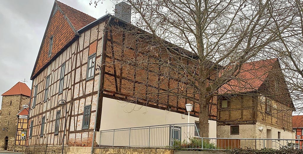 Blick auf den Saalanbau in Ströbeck. Dieser Anbau  soll nun für den  Neubau des Schachmuseums abgerissen werden.
