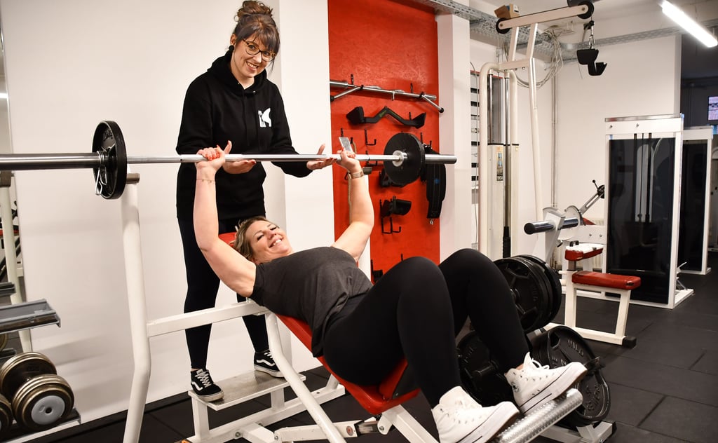 Anja Wiegmann hat 70 Kilogramm abgenommen. Jetzt möchte die Verkäuferin Muskeln aufbauen und fit bleiben. Beim Training wird die 43-jährige Oebisfelderin von Loreen Schröder, Geschäftsführerin vom „Konsum-Fitness & Bodybuilding“, unterstützt.