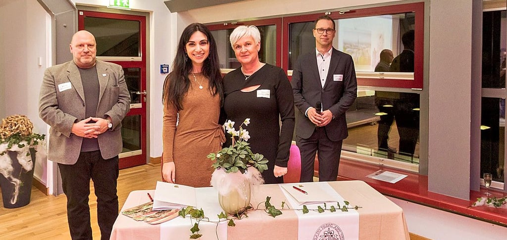 Schulleiterin Astrid Bach (2.v.re) und in Vertretung für Oberbürgermeister Reck, Eter Hachman, unterzeichneten eine Kooperationsvereinbarung.
