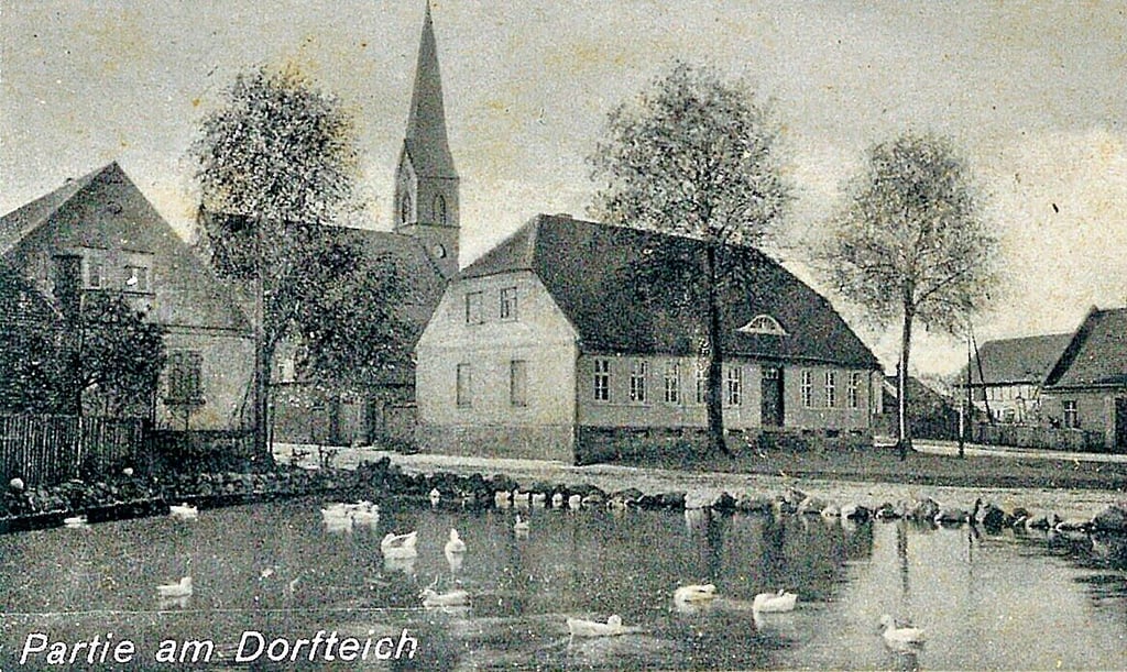 Diese Schwarz-Weiß-Aufnahme stammt von einer historischen Postkarte mit zwei weiteren Motiven aus Reuden/Anhalt.