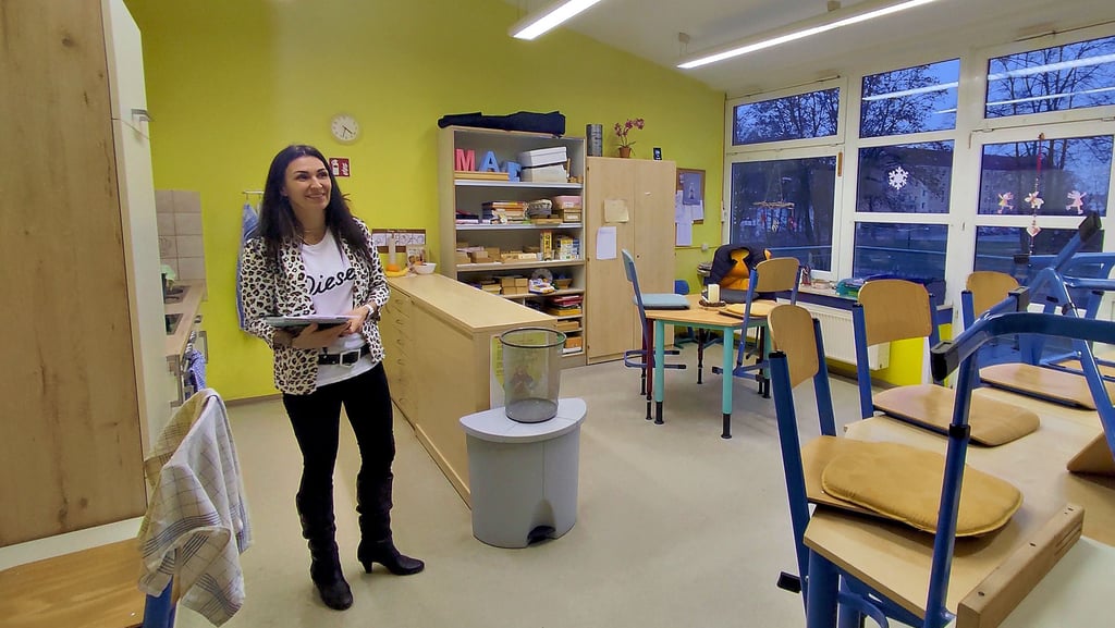 Die stellvertretende Schulleiterin Cornelia Bossert in einem der Klassenräume der Helen-Keller-Förderschule in Stendal: „Zurzeit lernen und kochen hier 7 bis 10 Schülerinnen und Schüler pro Klassenraum. Der Platz reicht einfach nicht aus.“
