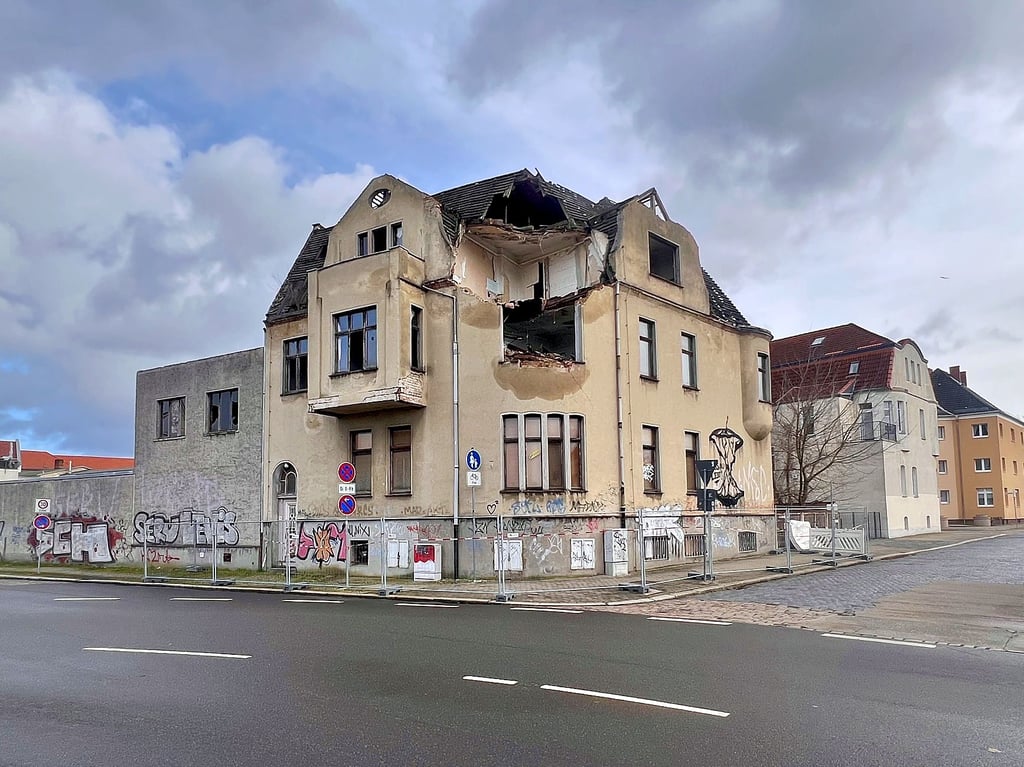 Das Eckhaus Elisabeth-/Erdmannsdorfstraße ist stark kaputt.