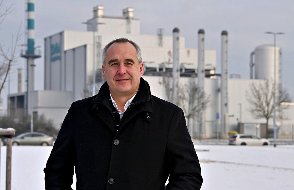 Dem SPD-Fraktionsvorsitzenden Jens Rösler liegen alternative und umweltfreundliche Energien für die Stadt sehr am Herzen. Als Hintergrund für sein Porträt wählte er deshalb das Biomasseheizkraftwerk der SWM im Gübser Weg aus.